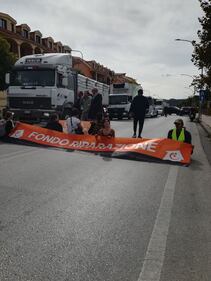 Traffico bloccato e fontana imbrattata di rosso, le immagini del blitz di Ultima generazione a Catania 1