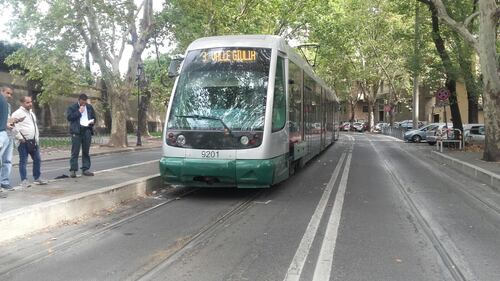 Roma, donna investita da un tram ai Parioli: estratta viva dai vigili del fuoco 4