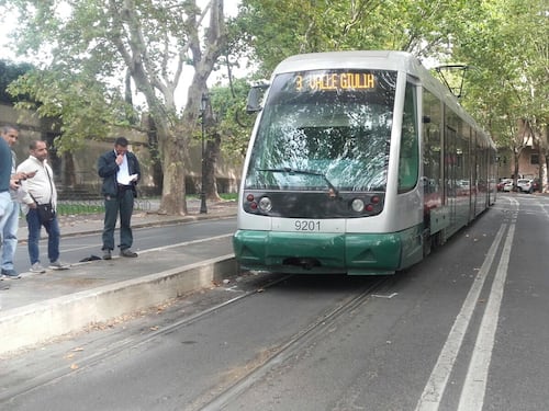 Roma, donna investita da un tram ai Parioli: estratta viva dai vigili del fuoco