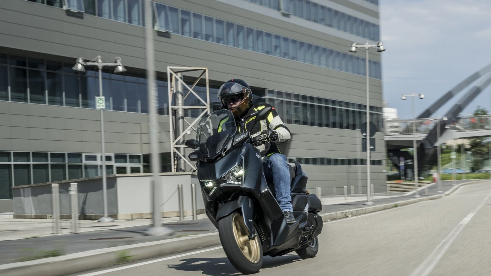 Yamaha XMAX 300 Tech Max: prima prova del maxi scooter con navigatore Garmin integrato