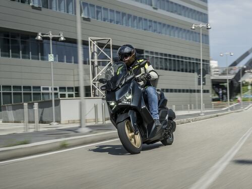 Yamaha XMAX 300 Tech Max: prima prova del maxi scooter con navigatore Garmin integrato