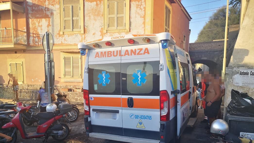 Chiamano l’ambulanza per spostare i mobili