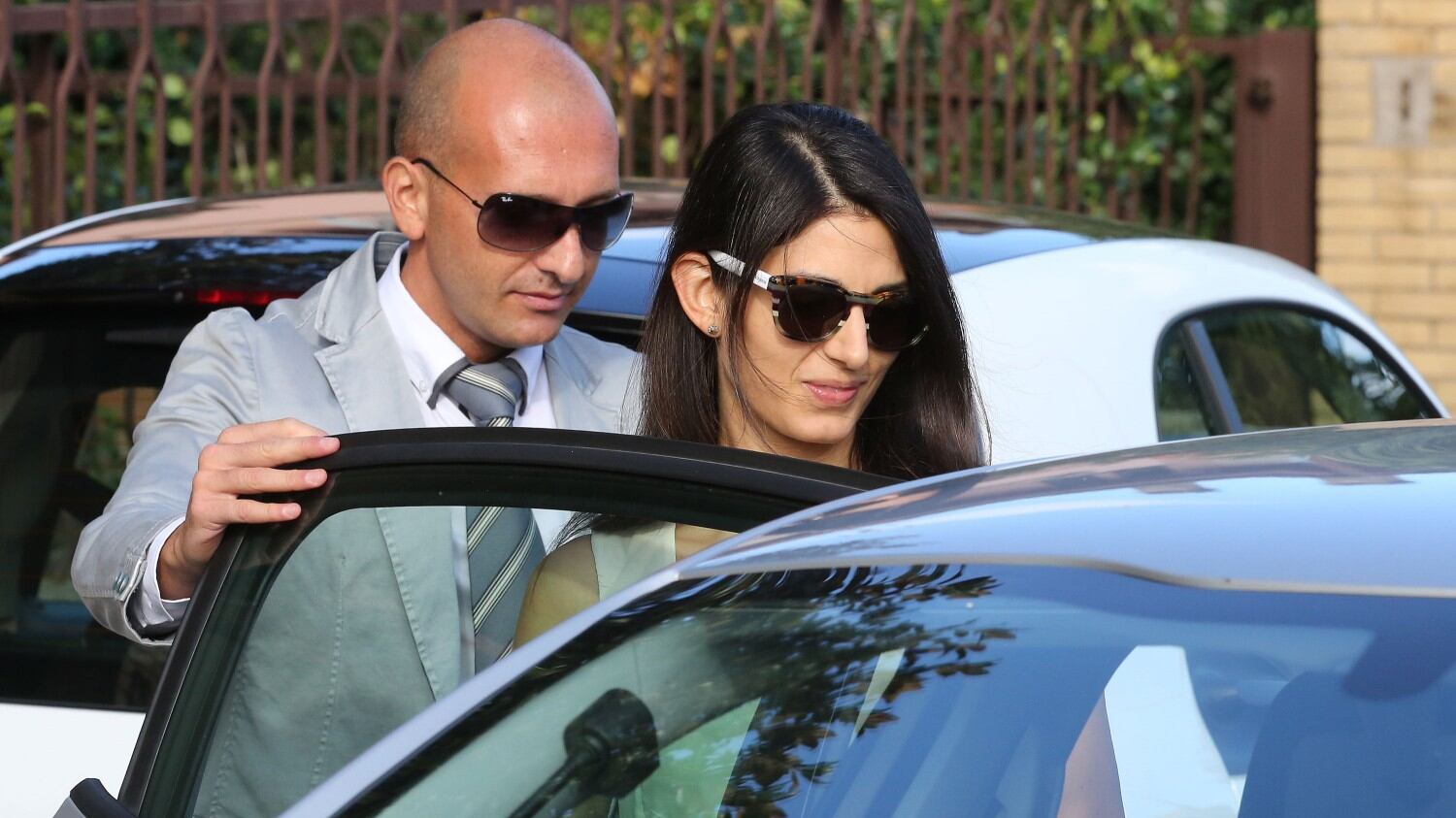 Raggi in affanno incontra i vertici: "A Roma stiamo risolvendo tutto"