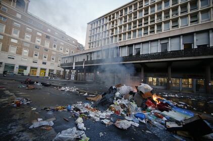 Roma, tensioni durante lo sgombero dei migranti abusivi 8