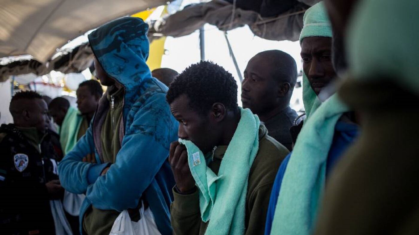 L'Ong scarica 50 migranti nel porto di Augusta