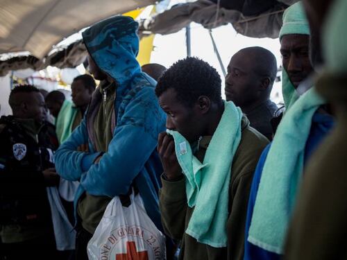 L'Ong scarica 50 migranti nel porto di Augusta