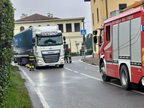 Nonna si butta sotto il Tir e salva il nipote di 8 anni