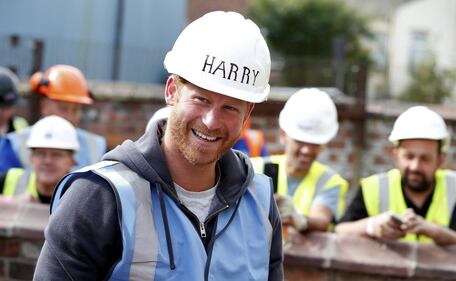 William e Harry, principi muratori per un giorno 11