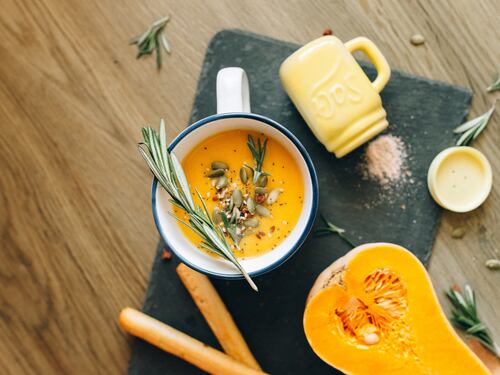 Zuppe e vellutate autunnali: le ricette per i senior