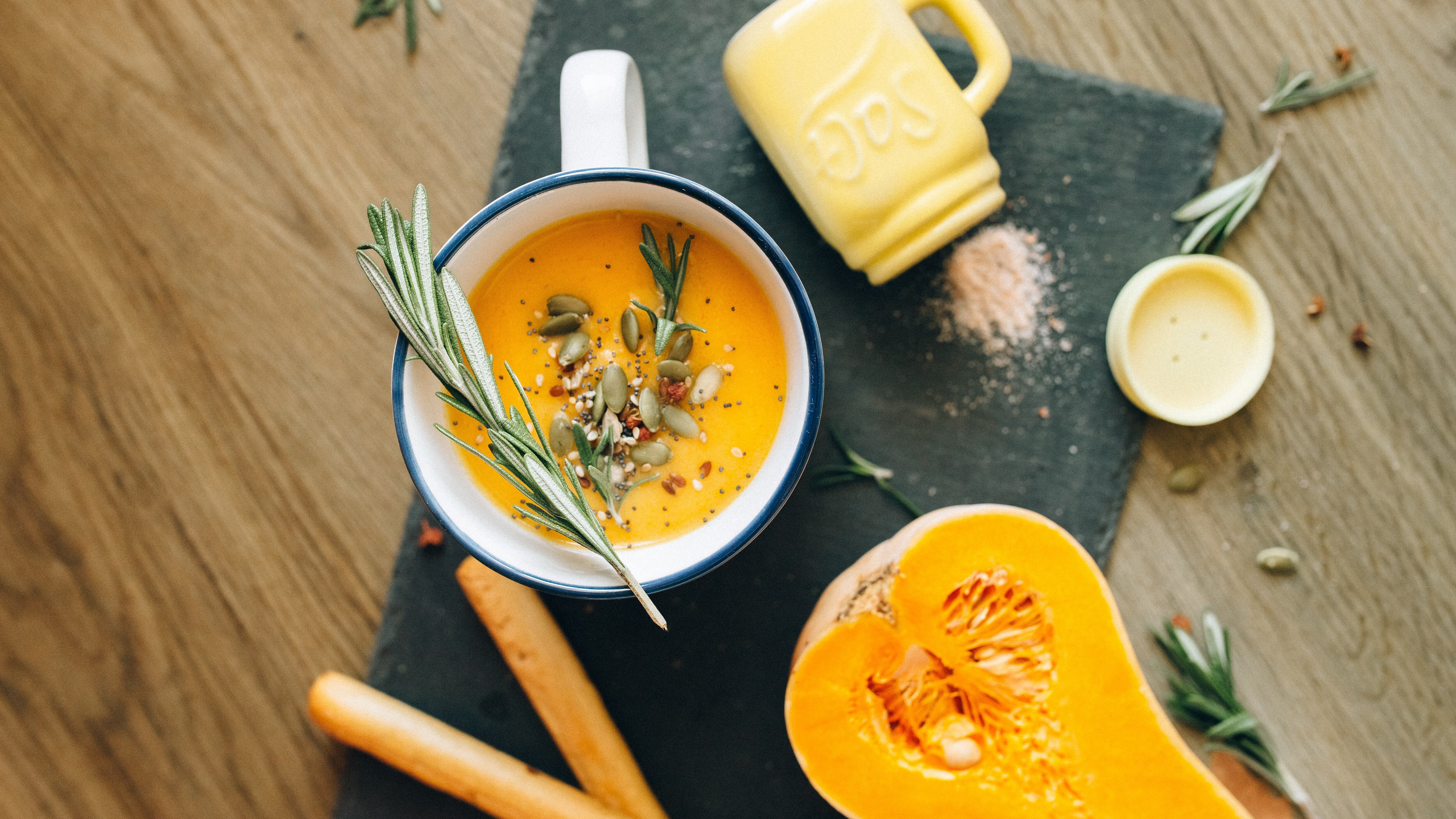Zuppe e vellutate autunnali: le ricette per i senior