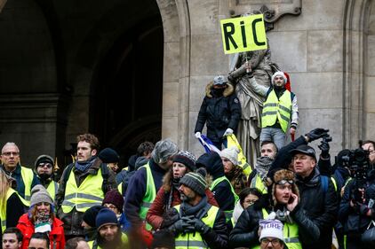 I Gilet gialli invadono Parigi nella quinta giornata di proteste 5