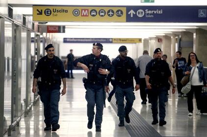 Milano, i soccorsi dopo l'aggressione in centrale 4