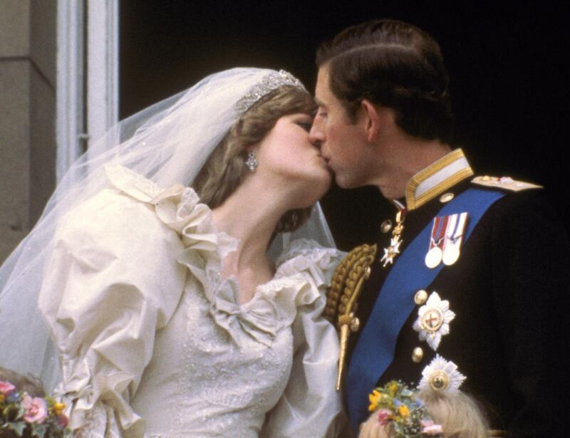 Bacio principe Carlo e Diana Spencer (matrimonio)