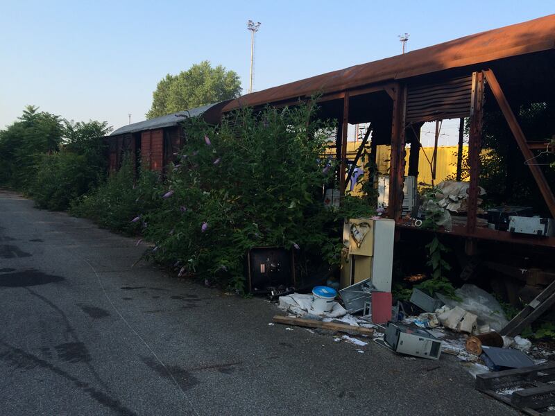 Nella rimessa ferroviaria dove i vagoni sono zeppi di rom e clandestini 4