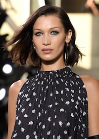 Bella Hadid sexy in passerella, foto 12