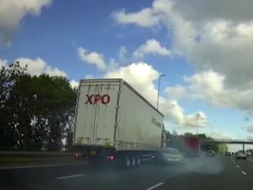Tir investe in pieno auto e la trascina in autostrada