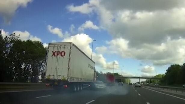 Tir investe in pieno auto e la trascina in autostrada