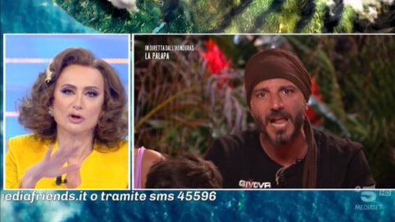 “Vola basso”, “Caro Vladimir...”. All’Isola volano stracci tra Luxuria e Vaporidis