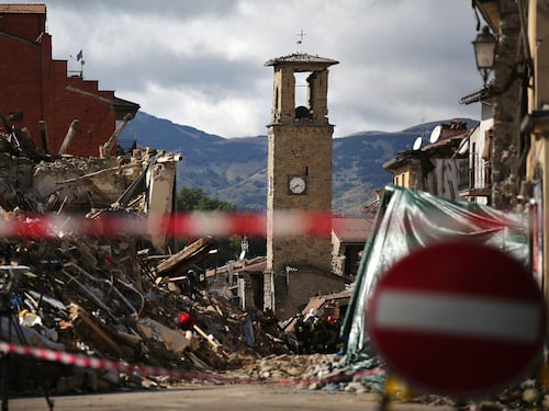Amatrice, 10 anni fa il terremoto: la fiaccolata per ricordare le vittime, le celebrazioni ufficiali e la messa