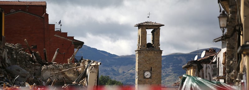 Amatrice, 10 anni fa il terremoto: la fiaccolata e le celebrazioni. Meloni ricorda le vittime: “Obiettivo è vincere sfida della rinascita dell’Appennino centrale”