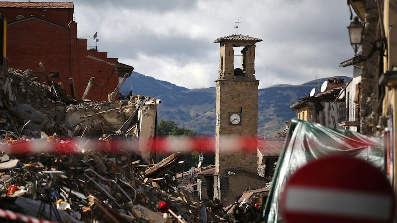 Amatrice, 10 anni fa il terremoto: la fiaccolata per ricordare le vittime, le celebrazioni ufficiali e la messa