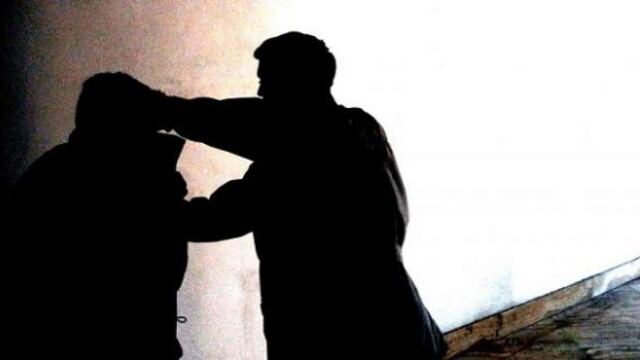 Maniaco aggredisce ragazzi appartati in auto