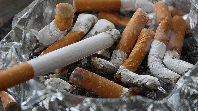 Francia, guerra al fumo: un pacchetto a 13 euro