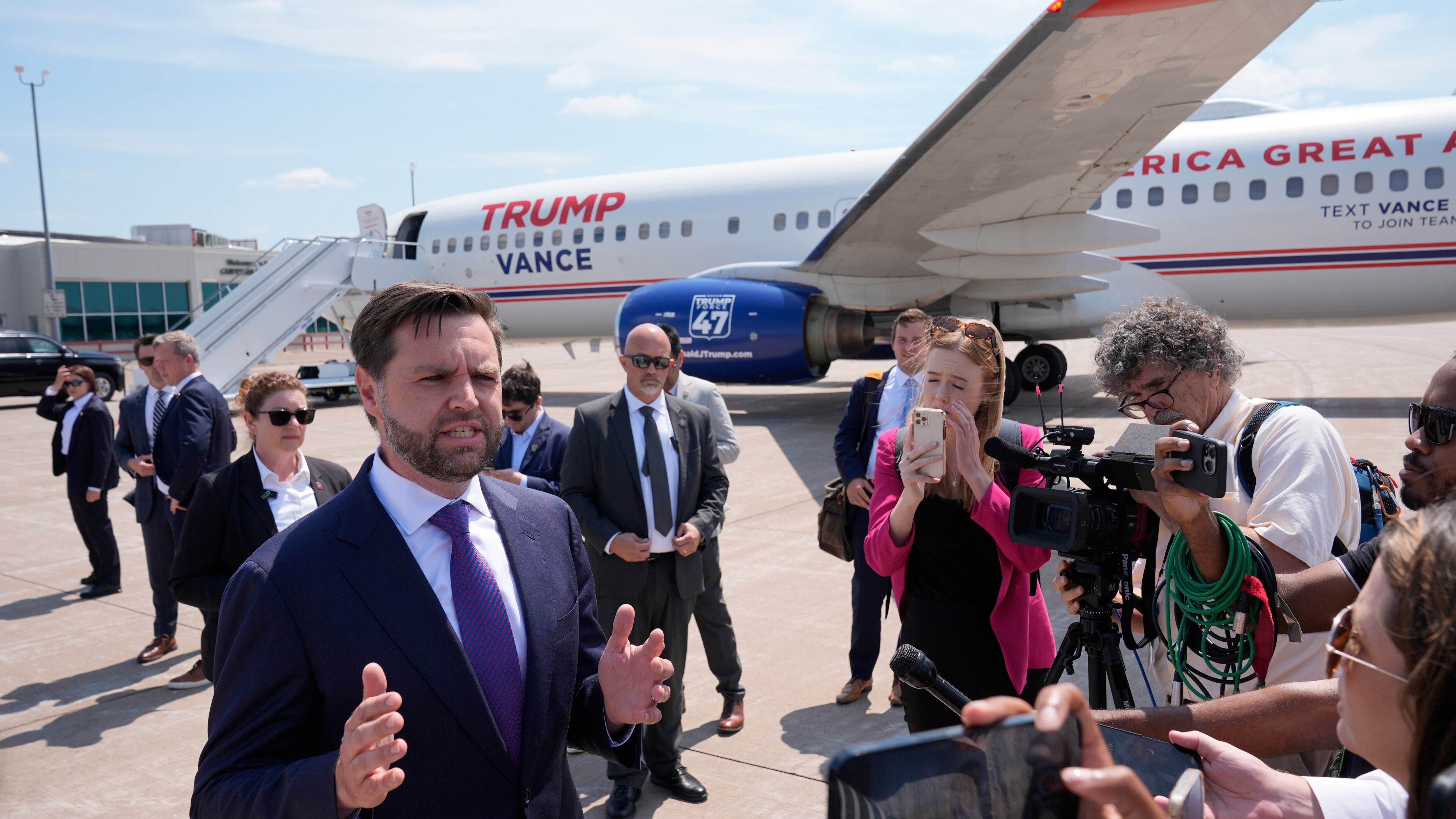 Atterraggio d'emergenza per il vice di Trump. Cosa è successo