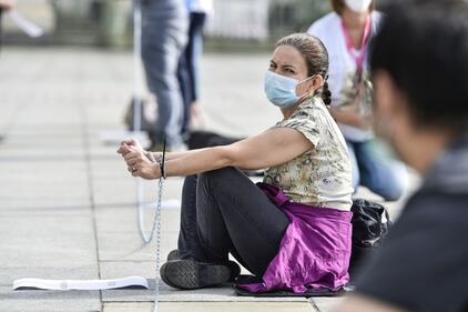 Torino, la protesta degli infermieri con striscione davanti alla Regione Piemonte. 9