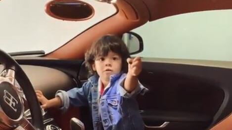 Le figlie di Cristiano Ronaldo a bordo della sua Bugatti, ma lui non c’è