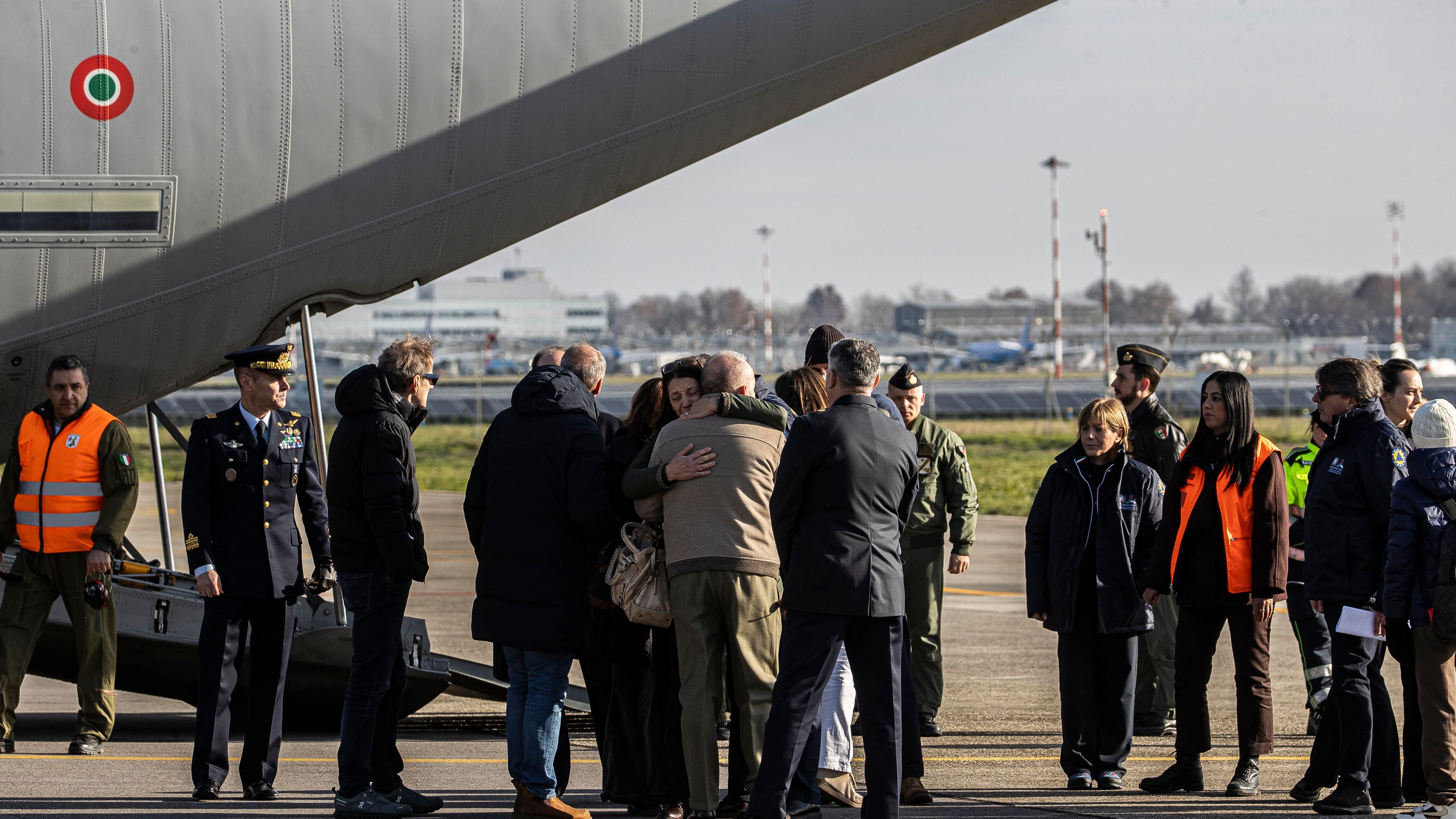 L'arrivo delle salme e l'attesa angosciata delle famiglie sulla pista di Linate