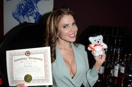 Coniglietta di Playboy si diploma: spettacolo hot alla cerimonia 12