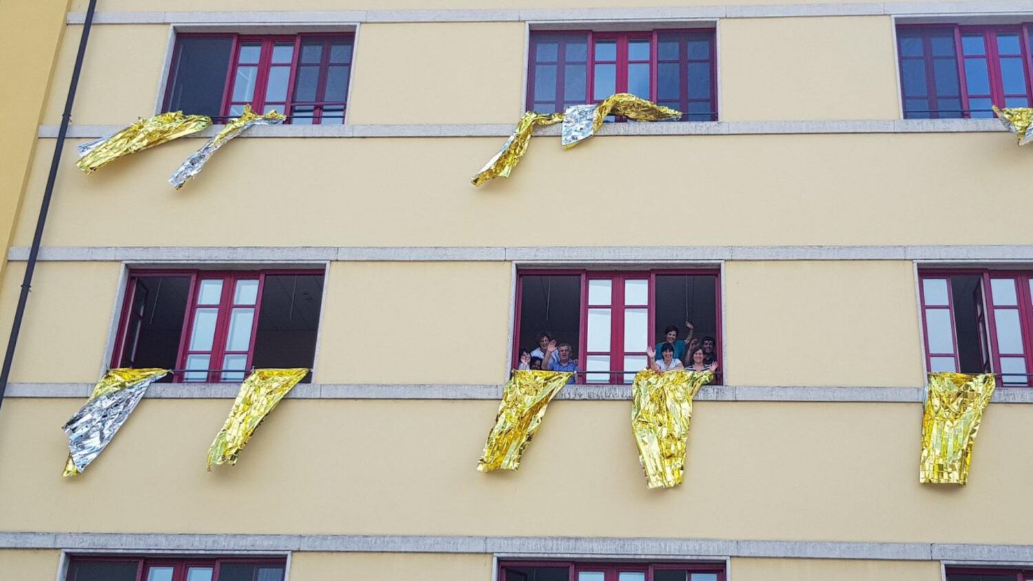 Quelle coperte termiche sui balconi di Palermo per dire no ai porti chiusi