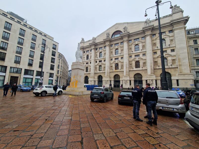 Attivisti di Ultima generazione imbrattano “il dito” di Cattelan a Milano 4