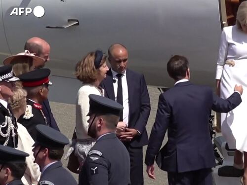 Altro "schiaffo" di Brigitte a Macron: lui tende la mano, lei lo ignora