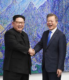 Vertice Kim-Moon, la stretta di mano tra i due leader 6