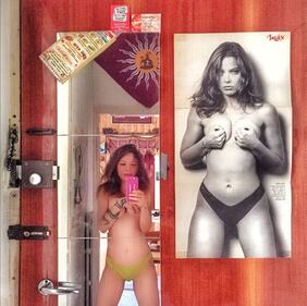 Naike Rivelli legge il giornale tutta nuda 29