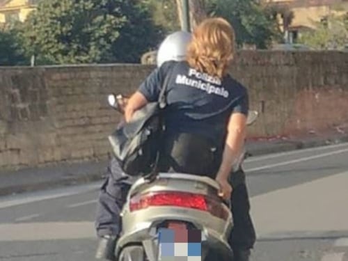Vigilessa senza casco su uno scooter per le strade di Napoli