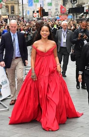 Rihanna, sexy scollatura sul red carpet 23