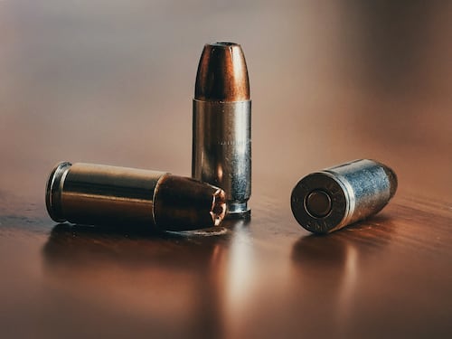 Il brutto gioco di parole e pallottole