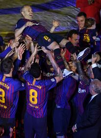 Il commovente addio di Iniesta al Barcellona 9
