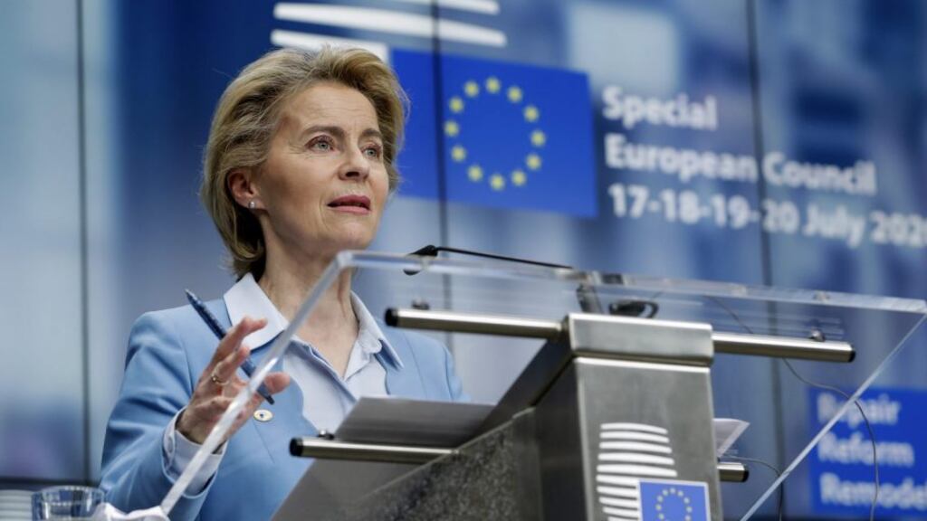 Il caos vaccini spacca l'Ue: Timmermans attacca von der Leyen