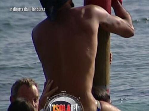 Isola dei Famosi, Amaurys Pérez perde il costume in diretta