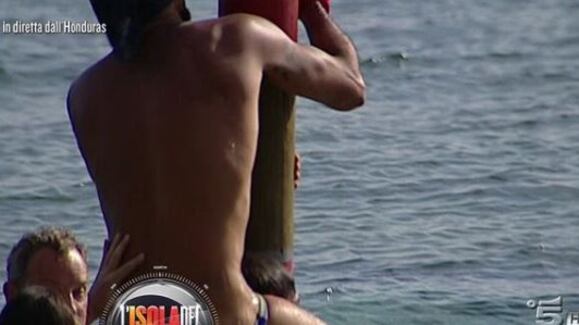 Isola dei Famosi, Amaurys Pérez perde il costume in diretta