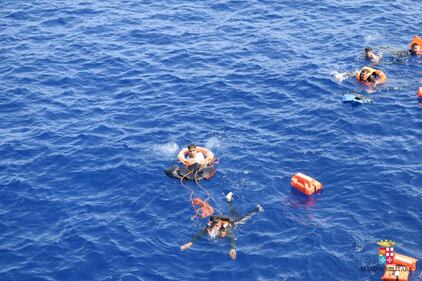 Naufragio a largo della Libia: a bordo 500 persone 15
