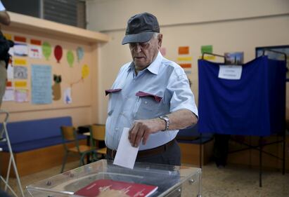 Il popolo greco al voto. Anziani e bambini alle urne per un nuovo governo 12