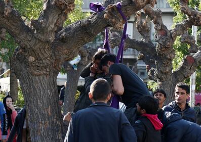Atene, migranti provano a impiccarsi in centro 2