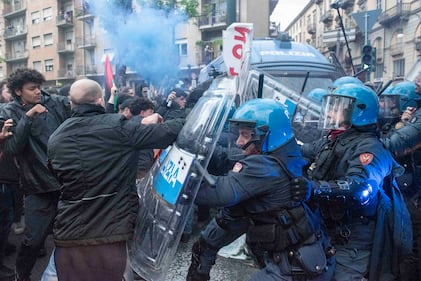 Antagonisti tentano l'assalto al G7, scontri con la polizia. Idranti in azione 5