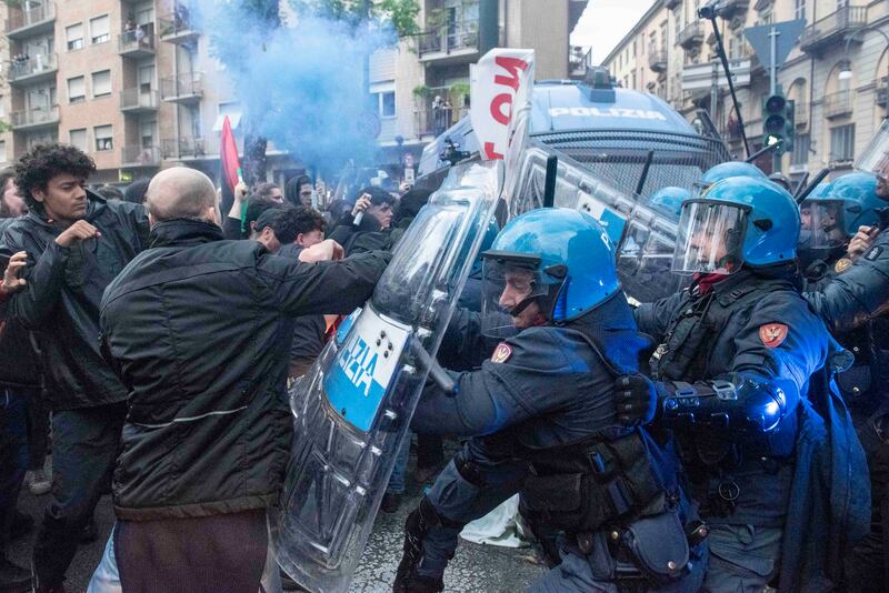 Antagonisti tentano l'assalto al G7, scontri con la polizia. Idranti in azione 5