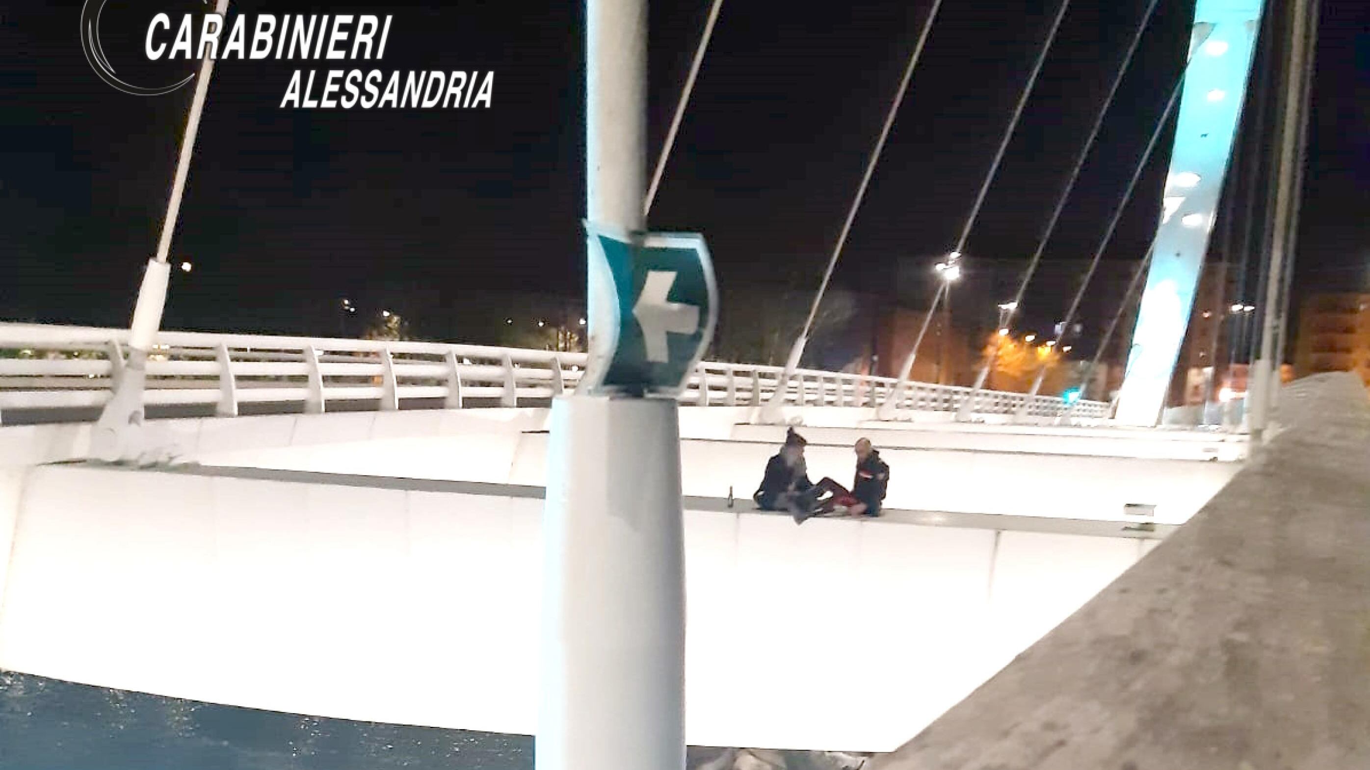 Vuole suicidarsi, il carabiniere la ferma. "Convinta parlandole delle mie fragilità"